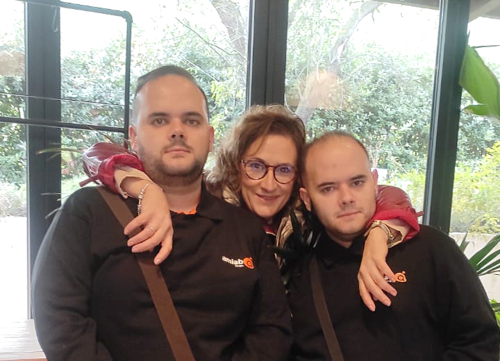 mario y jesus en el lugar de grabacion 1 con su madre