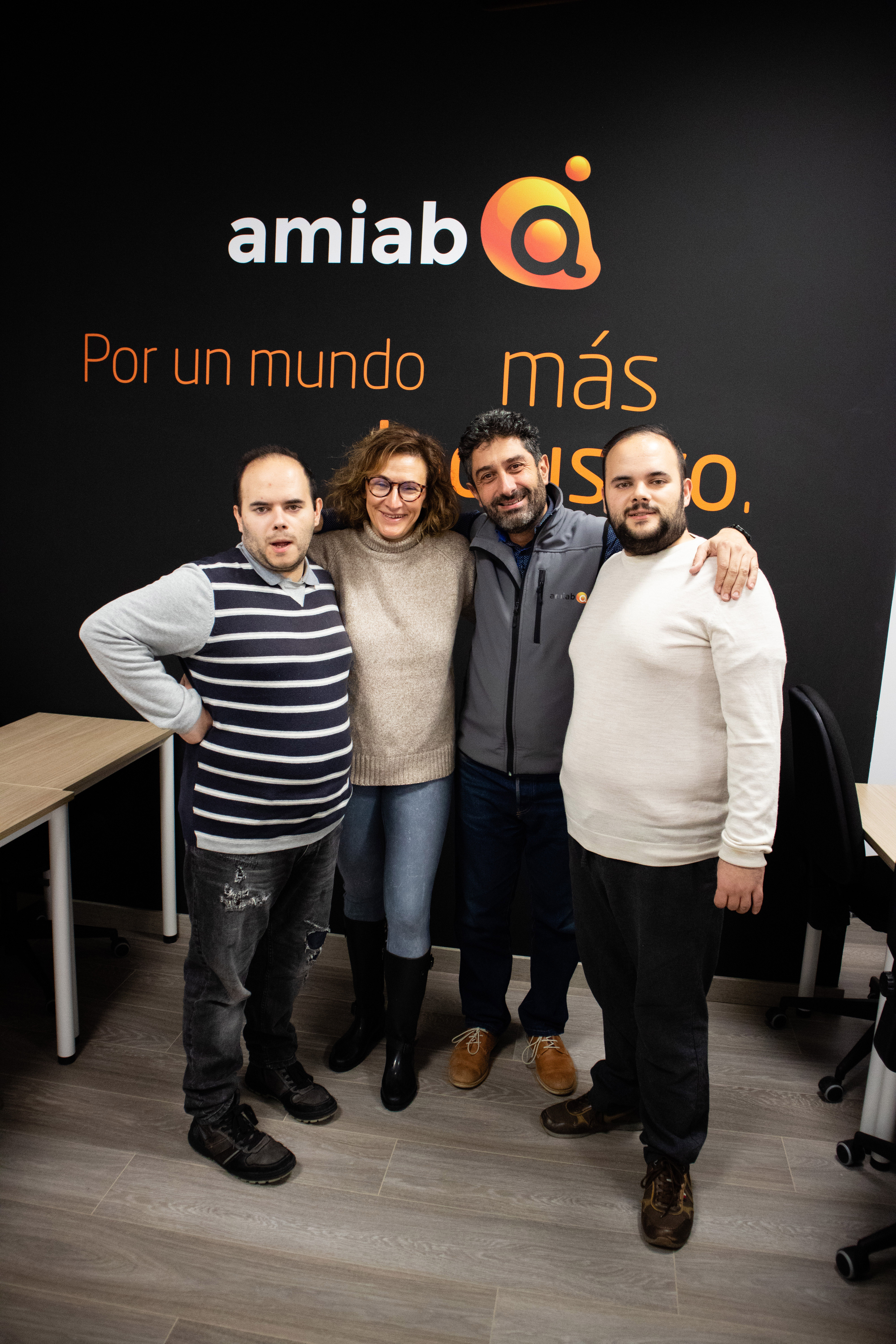 mario y jesus prieto-4 con su madre y oscar sillas