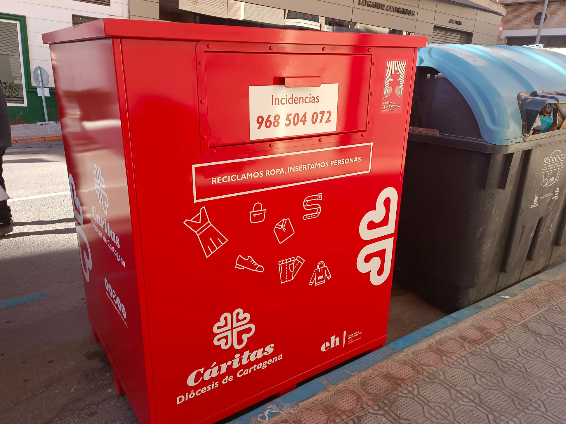 Cáritas Diocesana Entrega De Ropa A Caritas Moda Re Recogida De