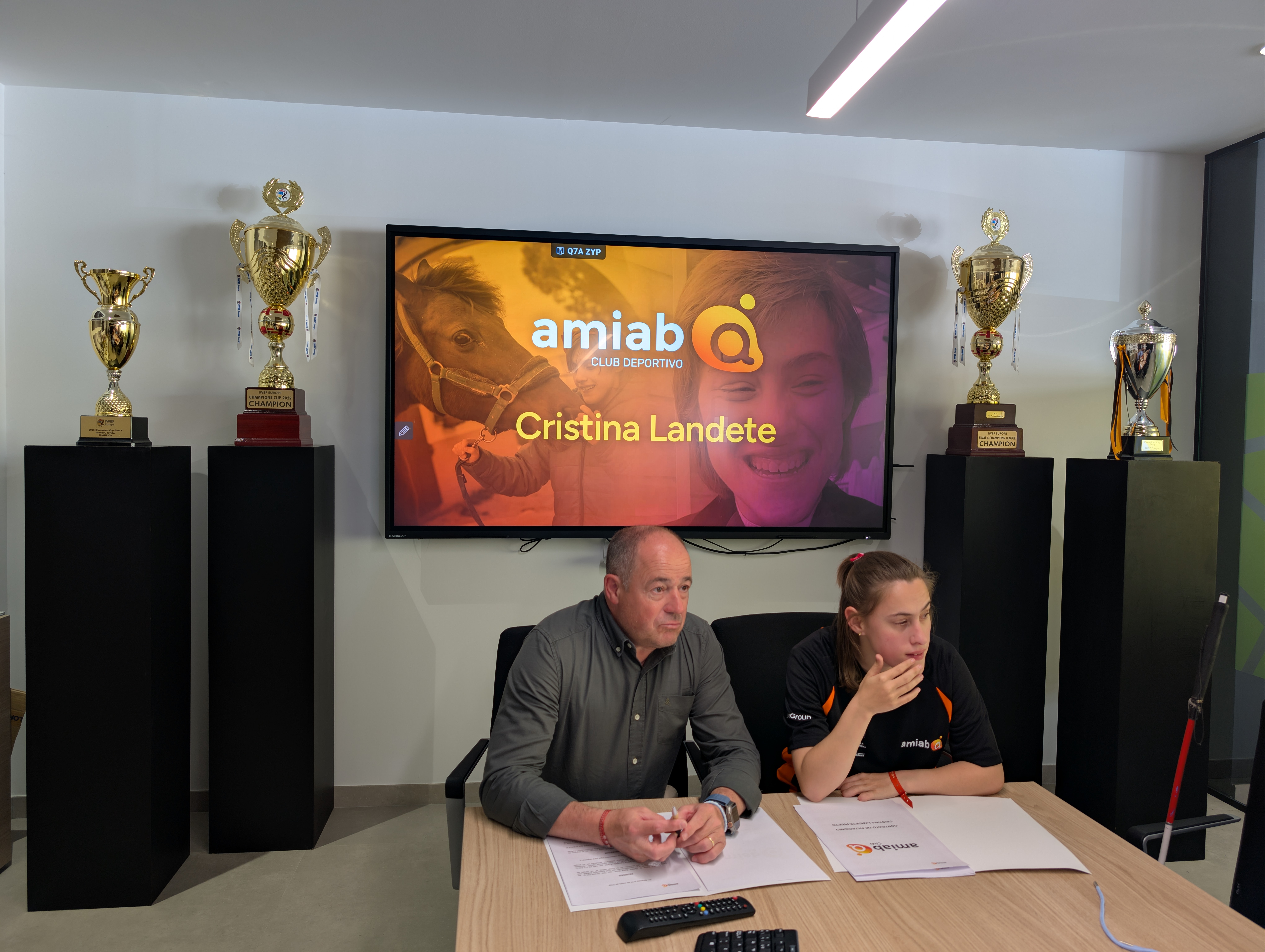 La albaceteña Cristina Landete, deportista de élite en la disciplina de doma clásica, firma un convenio para unirse al Club Deportivo amiab