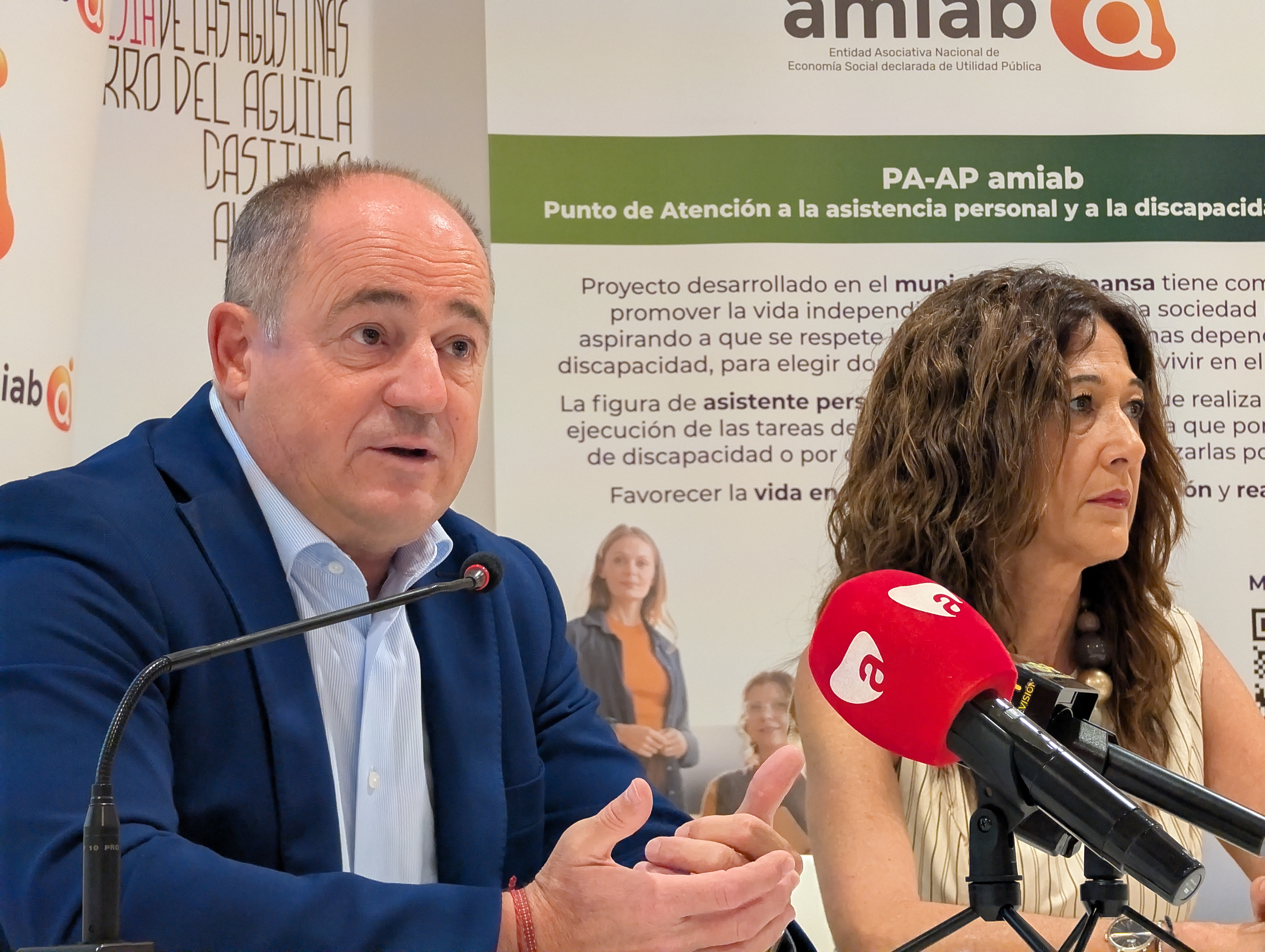 El presidente de amiab, Emilio Sáez, y la alcaldesa de Almansa, Pilar Callado, en el acto que tuvo lugar en la Ofician de Turismo de Almansa