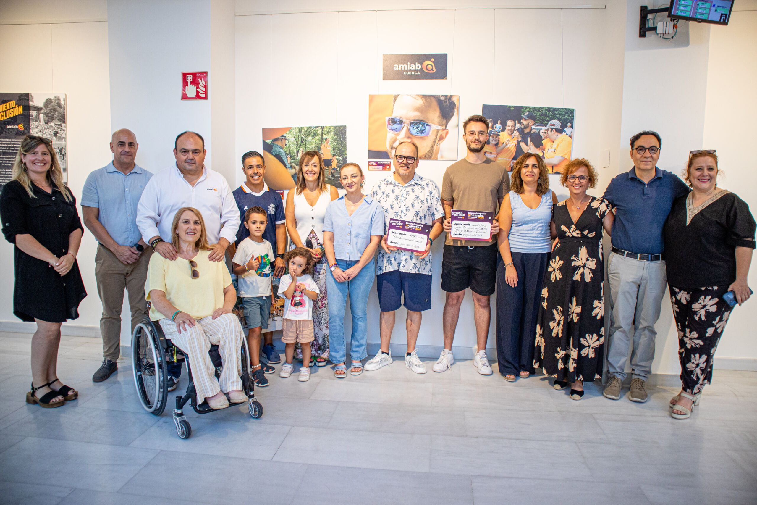 Inaugurada la muestra fotográfica que recoge los mejores momentos de la IV Carrera inclusiva de amiab Cuenca